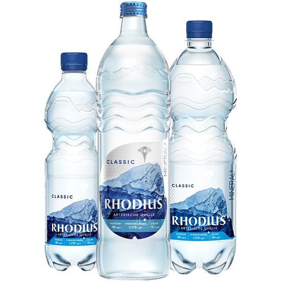 3 Flaschen mit RHODIUS Mineralwasser in unterschiedlichen Flaschen.