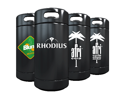 Different varieties of afri Cola, RHODIUS and Bluna in black barrels stand next to each other.